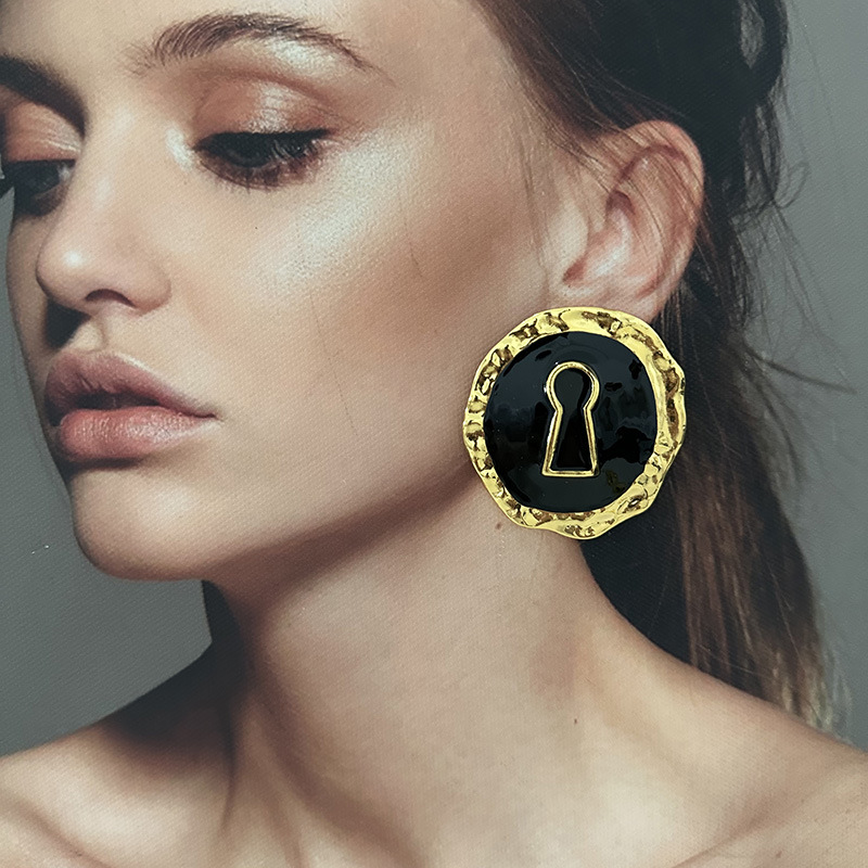 Exaggerated Black Enameled All - Vintage Fashion Collection recension och pris