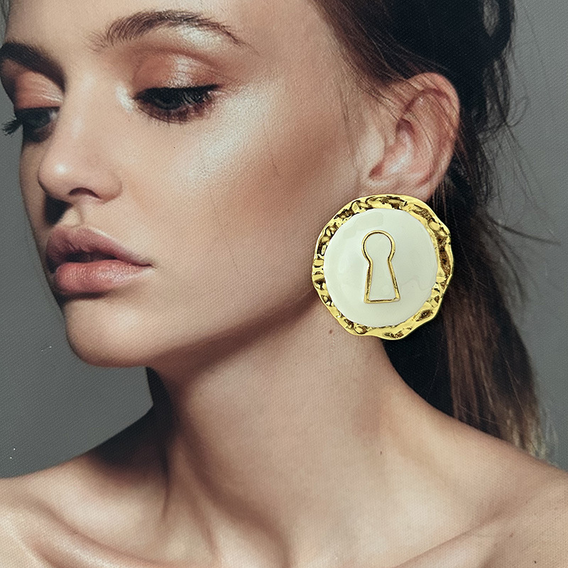 Exaggerated Black Enameled All - Vintage Fashion Collection recension och pris
