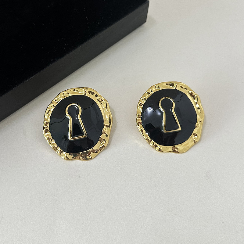 Exaggerated Black Enameled All - Vintage Fashion Collection recension och pris